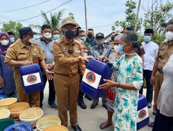 Pemkab Bekasi Bagikan Air Bersih kepada Warga di Pinggir Kali Cilemahabang