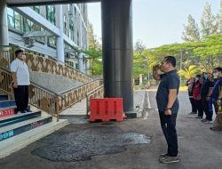 Kepala Diskominfosantik Kabupaten Bekasi Ajak Pegawai Bersih-bersih Kantor Saat Peringatan WCD