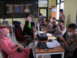 Polres Metro Bekasi Kota Salurkan Bantuan Tunai Bagi PKL dan Warung