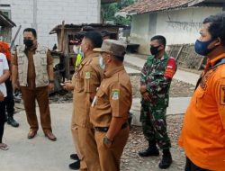 BPBD Kabupaten Bekasi  Tinjau Rumah Warga yang Hampir Roboh di Desa Sukawangi