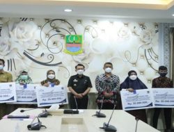 Pj Bupati Bekasi Serahkan Santunan 29 Ahli Waris Nakes yang Wafat Akibat Covid-19