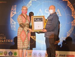 Bupati Taput Terima Penghargaan The Best Regent – Seven Media Asia Award 2021
