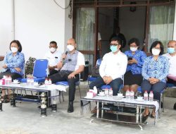 Pulihkan Ekonomi Ditengah Pandemi, Bupati Taput Serahkan Bantuan kepada Pelaku UMKM
