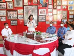 Bupati Taput Serahkan Bantuan Beasiswa kepada Mahasiswa Berprestasi