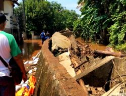 Hujan Deras Guyur Kota Bekasi, Tanggul Perumahan Bumi Nasio Indah Jebol