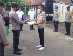 Peringati Hari Pahlawan, Polsek Cibarusah Beri Penghargaan untuk Karang Taruna