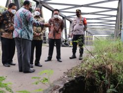 Pemkab Bekasi Segera Perbaiki Titik Longsor Jembatan Cipamingkis