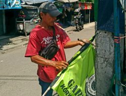 Polres Bekasi Kota Copot Spanduk Ormas