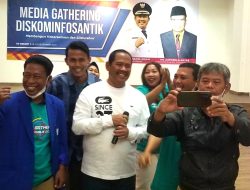 Diskominfosantik Pemkab Bekasi Adakan Media Gathering, Plt Bupati Hibur Wartawan