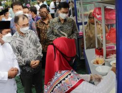 Plt Bupati Bekasi Salurkan Bantuan 32 Gerobak dari CSR PT Hyundai