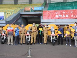 Pemkot Bekasi Serahkan 5 Unit Baktor Sampah kepada Ketua RW dan Karang Taruna