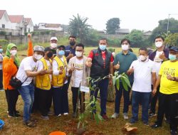 Plt Wali Kota Bekasi Lakukan Aksi Tanam Pohon Bersama Warga