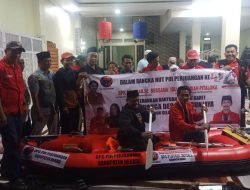 Momen HUT PDI Perjuangan, DPC Kabupaten Bekasi Bagikan Perahu Karet kepada Warga