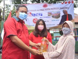 Plt Wali Kota Bekasi Bersama Kastri Salurkan 10 Ribu Liter Minyak Goreng