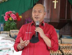 Bupati Taput Berikan Bantuan kepada Warga Korban Bencana Alam
