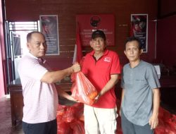 Ketua PAC PDI Perjuangan Jati Sampurna Serahkan 396 Paket Sembako ke Pengurus Ranting