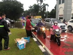 Forum Pemuda Lintas Agama Kabupaten Bekasi Bagikan Takjil