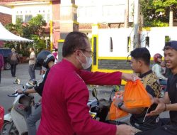 Diskominfosantik Kabupaten Bekasi Bagikan 500 Paket Makanan Buka Puasa di Cikarang Barat