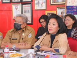 Ketua Dekranasda Taput Harapkan Perekonomian Pengrajin Tenun Ulos Terangkat di “Toba Fashion Week 2022”