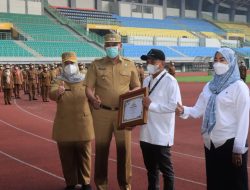 Plt Wali Kota Bekasi Serahkan Piagam Penghargaan Info Bank ke BPRS Patriot