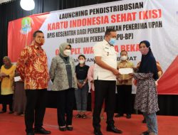 Plt Wali Kota Bekasi Distribusikan KIS BPJS Kesehatan di 3 Kecamatan