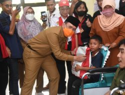 Pj Bupati Bekasi, Dani Ramdan Berikan Bantuan Paket Sembako untuk Disabilitas