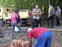 Angkut Material Bangunan untuk Mushola, Aksi Kapolsek Cibarusah Tuai Pujian dari Masyarakat