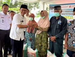 Pemkab Bekasi Salurkan 9,6 Ton Beras CPPD di Desa Lenggahjaya Cabangbungin