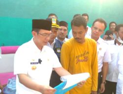 Pj Bupati Bekasi Dani Ramdan Tinjau Bantuan Rutilahu di Cabangbungin