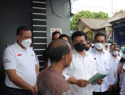 Plt Wali Kota Bekasi Dampingi Menteri ATR/BPN Bagikan Sertifikat Tanah PTSL kepada Warga