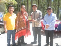 Ketua Dewas Yayasan SMA TB Soposurung Nikmati Alam Sipinsur Humbahas