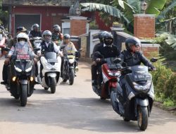 Pj Bupati Bekasi Dani Ramdan Naik Motor Cek Jalur Gebyar Desa