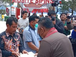 Kades Sionom Hudon Sibulbulon Terima Piagam Penghargaan Bupati Humbahas