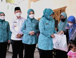Bantu Tekan Angka Stunting, Ketua Umum TP PKK Pusat, Salurkan Bantuan 1.000 Paket Sembako di Kabupaten Bekasi