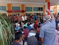 Ratusan Mahasiswa Serbu Kantor Bupati Pasbar, Tuntut Tambang Emas Ditutup
