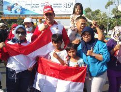 Plt Wali Kota Bekasi Ikuti Gerakan Nasional Pembagian 10 Juta Bendera Merah Putih di Area CFD