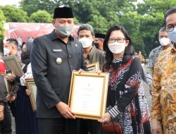 Plt Wali Kota Bekasi Berikan Penghargaan kepada Wajib Pajak Terbaik dan Pemungut PBB Tahun 2021