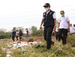 Pj Bupati Bekasi Dani Ramdan Sidak TPS Liar di Bantaran Sungai CBL