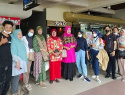 Ketua HWK Sumbar Zusneli Zubir Melepas Sumbar Talenta ke Tong Tong Fair 2022 Belanda