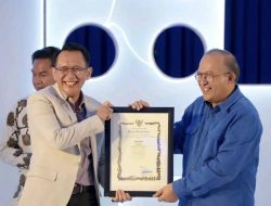 Pj Bupati Bekasi Dani Ramdan Raih Penghargaan Tokoh Literasi Digital 2022