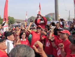 Plt Wali Kota Bekasi Senam Bersama Warga dan Resmikan Alun-alun Wisma Asri