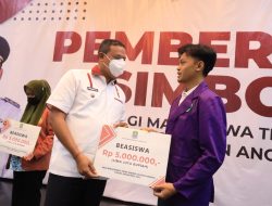 Plt Wali Kota Bekasi Berikan Bantuan Beasiswa kepada Mahasiswa Kurang Mampu