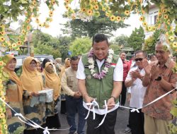 Gunakan Sepeda Motor Kelilingi Mustikajaya, Plt Wali Kota Bekasi Resmikan Sejumlah Pembangunan