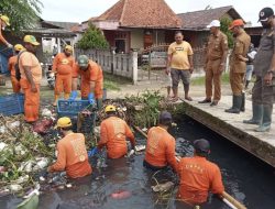 DLH Kabupaten Bekasi Terjunkan Tim Biawak Angkat Sampah di Irigasi Desa Satriamekar