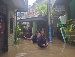 Hujan Deras di Jakarta, Personil Brimob Polda Metro Jaya Siaga di Beberapa Lokasi