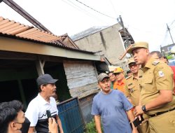 Tinjau Kerusakan Rumah Akibat Puting Beliung di Jatibening Baru, Plt Wali Kota Bekasi Janji Segera Lakukan Perbaikan