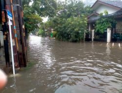 Bhabinkamtibmas Pantau Banjir dan Genangan Air di Wilayah Pekayon Jaya Kota Bekasi