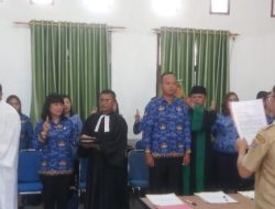 Kepala BKPSDM Humbahas Serahkan SK 17 CPNS Formasi Tahun 2021