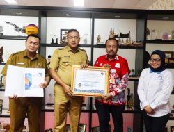 Pemkot Bekasi Terima Piagam Penghargaan Predikat Kepatuhan Pelayanan Publik Tahun 2022