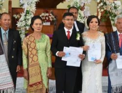 Disdukcapil Humbahas Serahkan Dokumen Administrasi Kependudukan Bagi Pasangan Baru